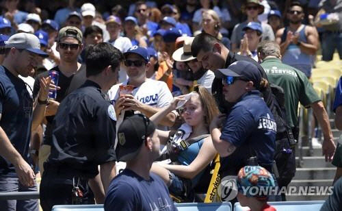 코디 벨린저의 파울 타구에 맞은 여성 팬[AP=연합뉴스]
